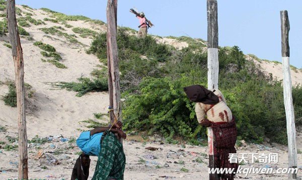 索马里公布枪决杀人士兵的现场图片(组图)
